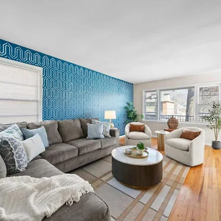 564) Massive 5 Bedroom With Hot Tub Close To Plaza